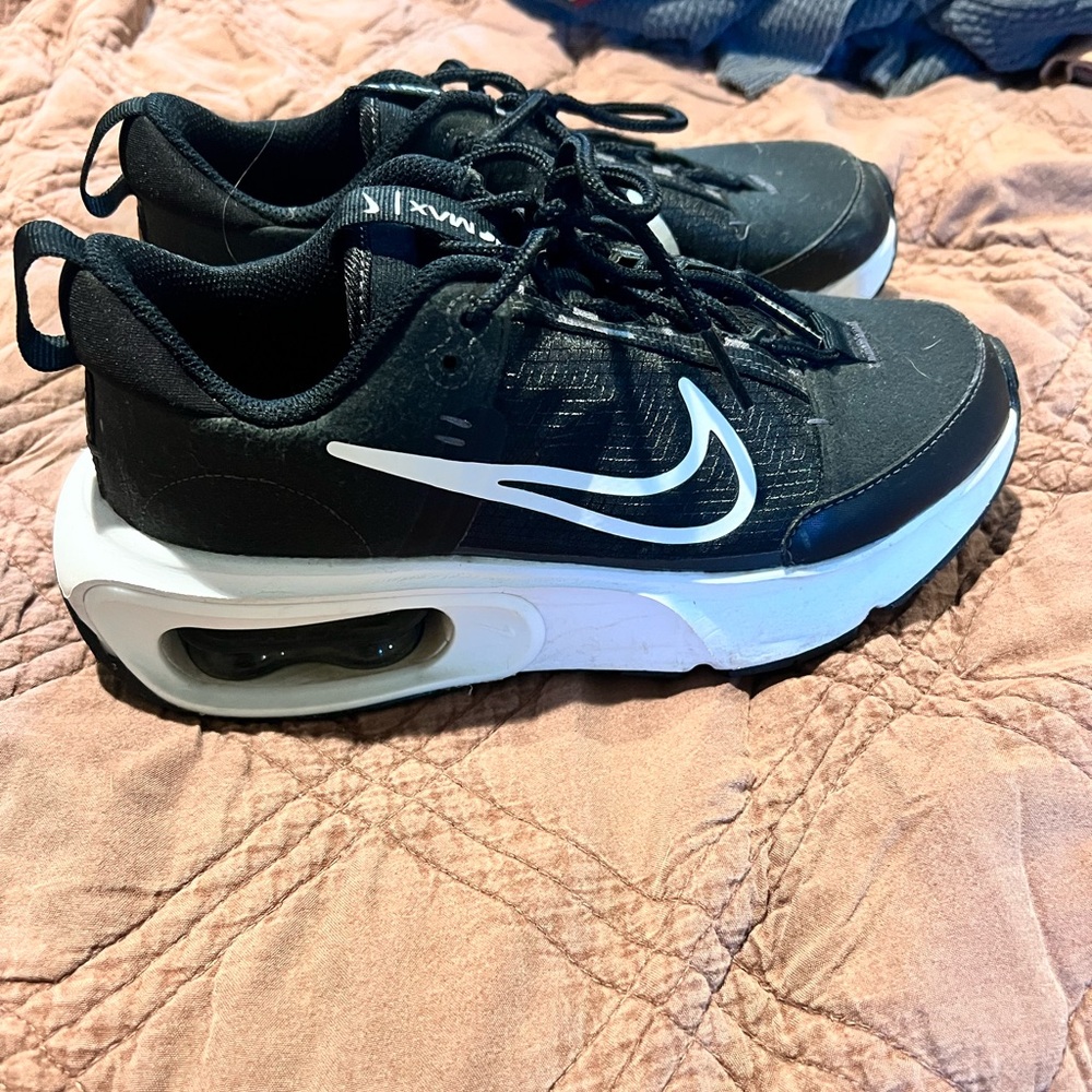 Nike Black and White Low-Top Airmax Sneakers